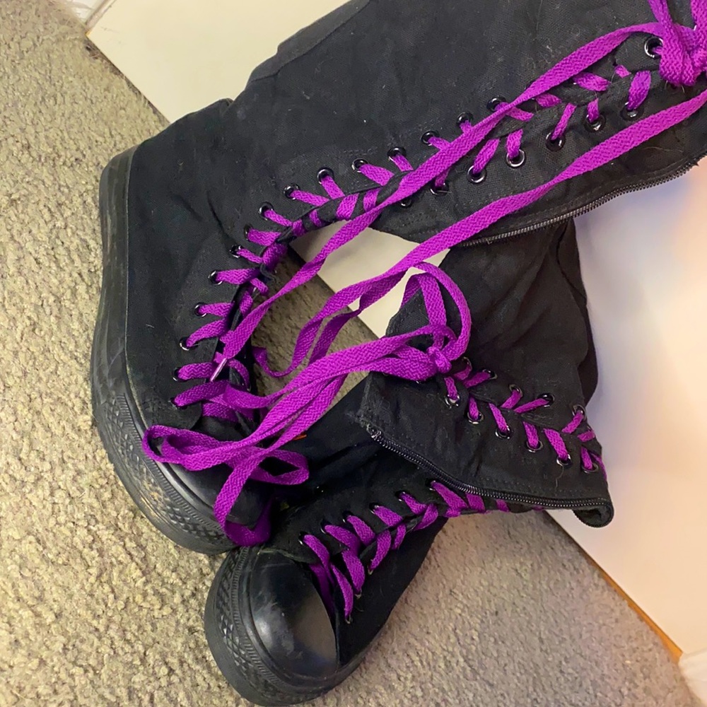 Knee high Yuanbu shoe, black, purple laces, comes with black lace